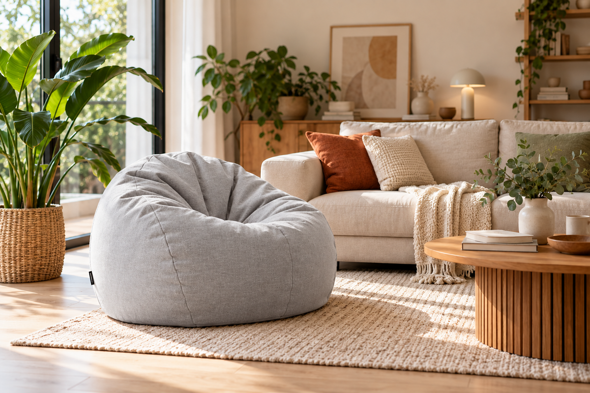 Világosszürke babzsákfotel egy világos, modern nappaliban